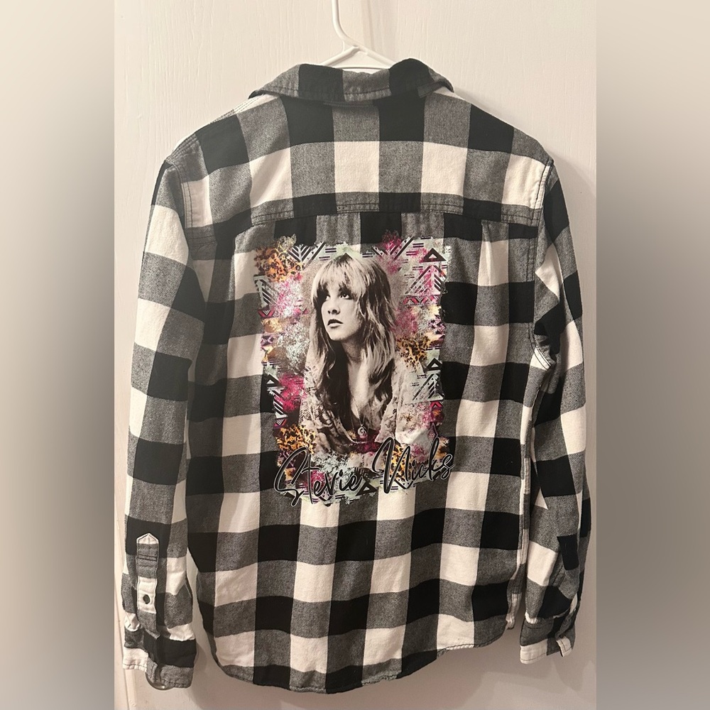 Graphic Stevie Nicks Checkered flannel. Men’s size Medium - Picture 8 of 9
